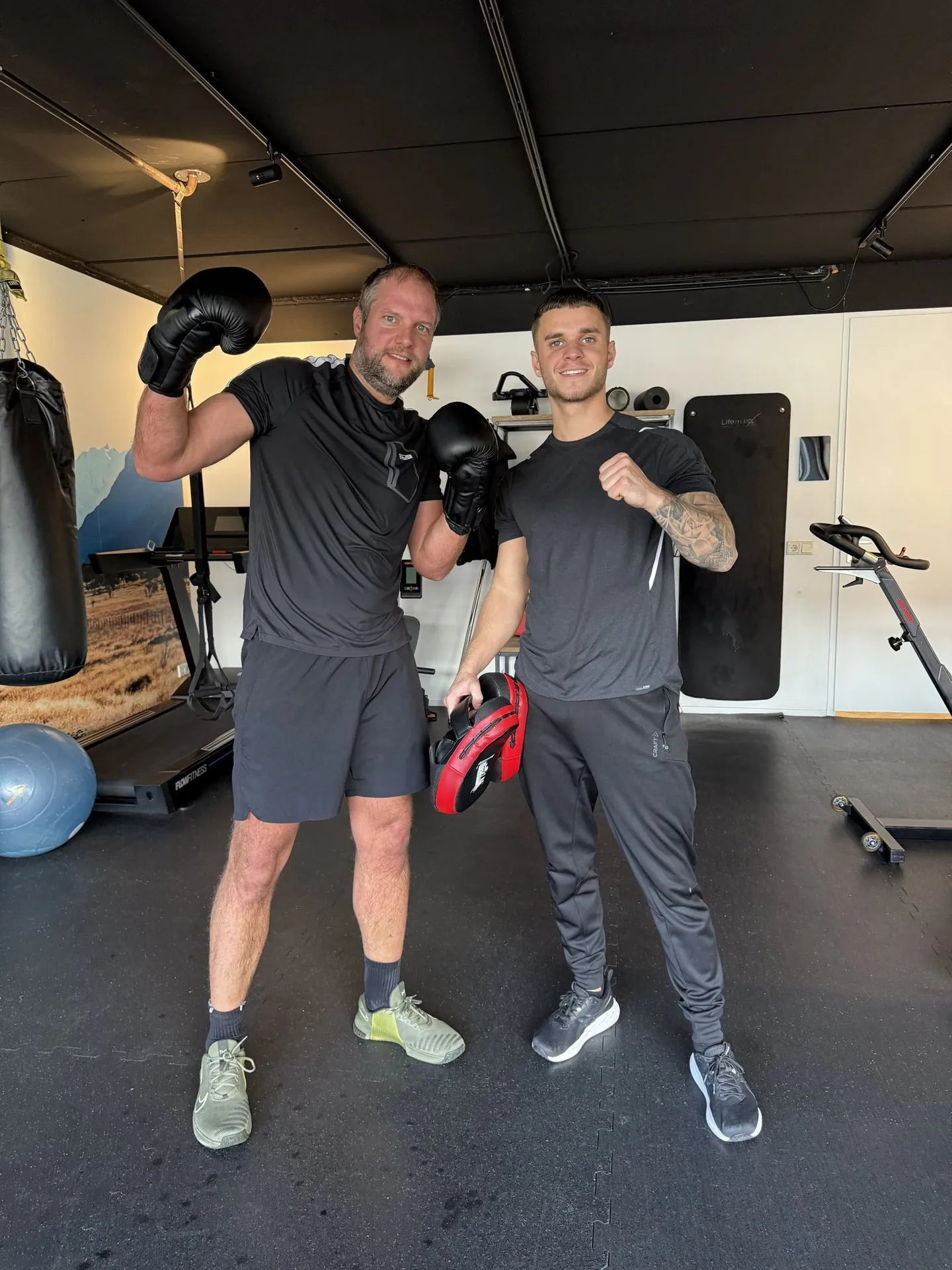 Bokstraining bij JPT Naaldwijk - Aidan begeleidt een klant op de pads