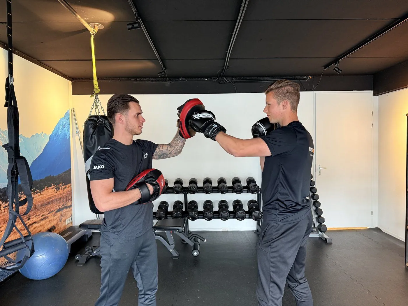 Bokstraining bij JPT in Naaldwijk - Aidan en Dave in de trainingsruimte