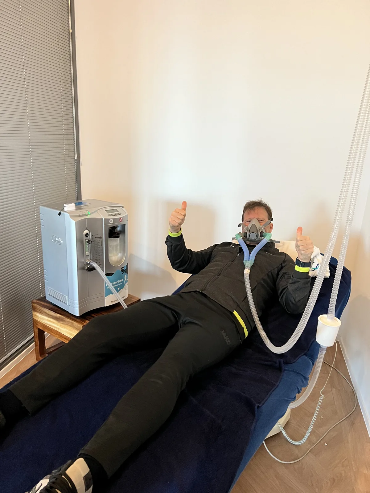 Jeroen ontspant met een hypoxiemasker tijdens een sessie hypoxietherapie bij JPT