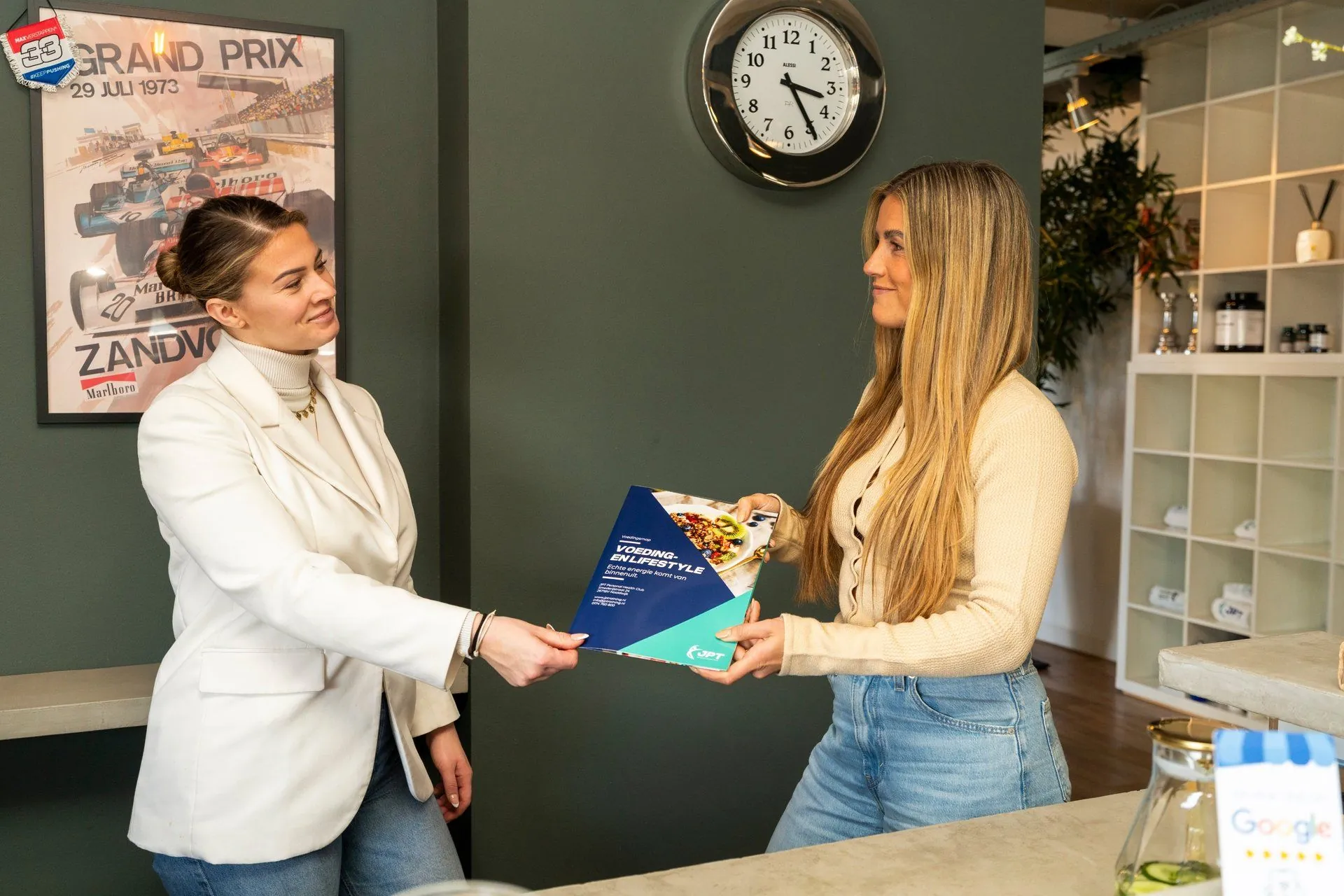 Voedings- en lifestyleadvies bij JPT - het voedingsplan wordt overhandigd