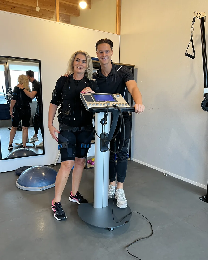 Stan v/d Bos met een cliënt bij de Bodytec EMS-apparatuur van JPT