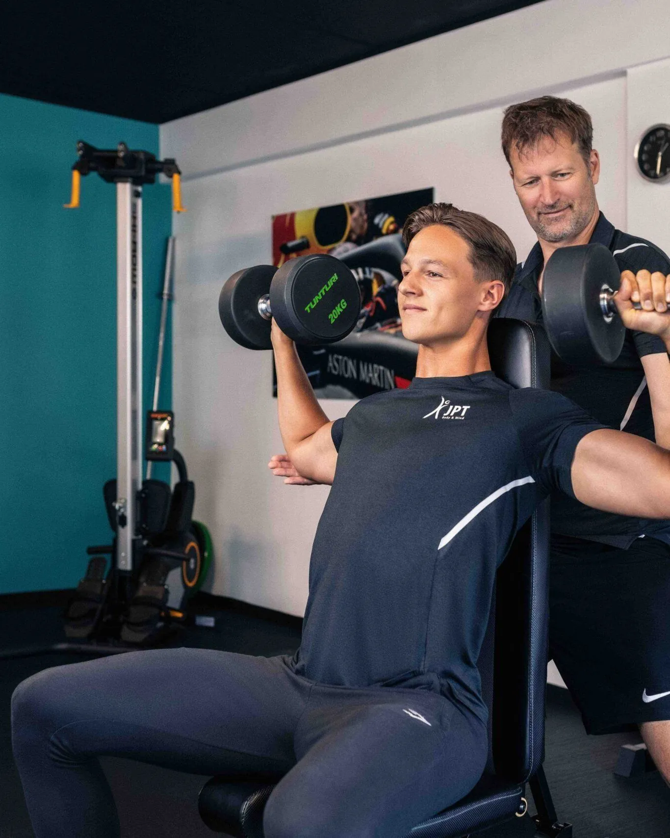 Personal trainer begeleidt een klant tijdens een training bij JPT in Naaldwijk