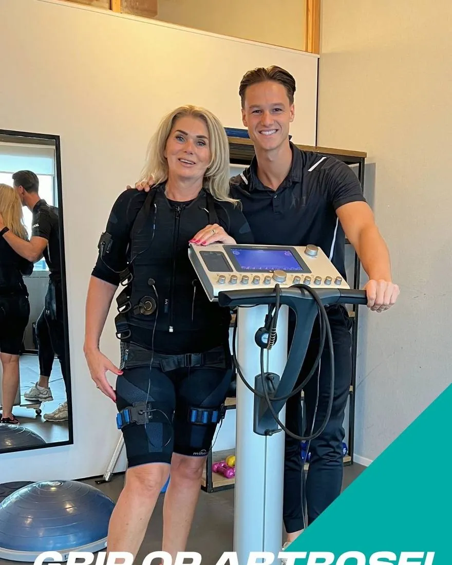 Trainer geeft uitleg over techniek tijdens een 1-op-1 personal training sessie bij JPT
