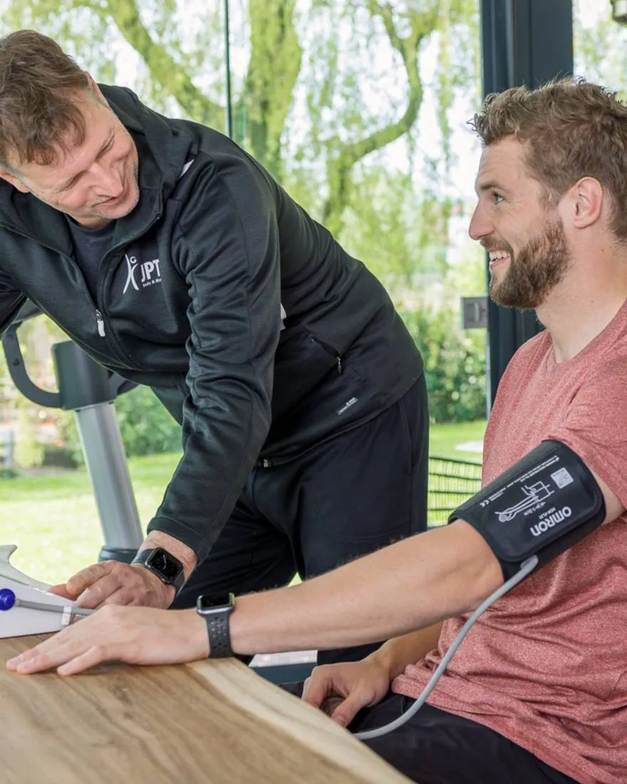 Medewerker ontvangt een ontspannende stoelmassage op kantoor
