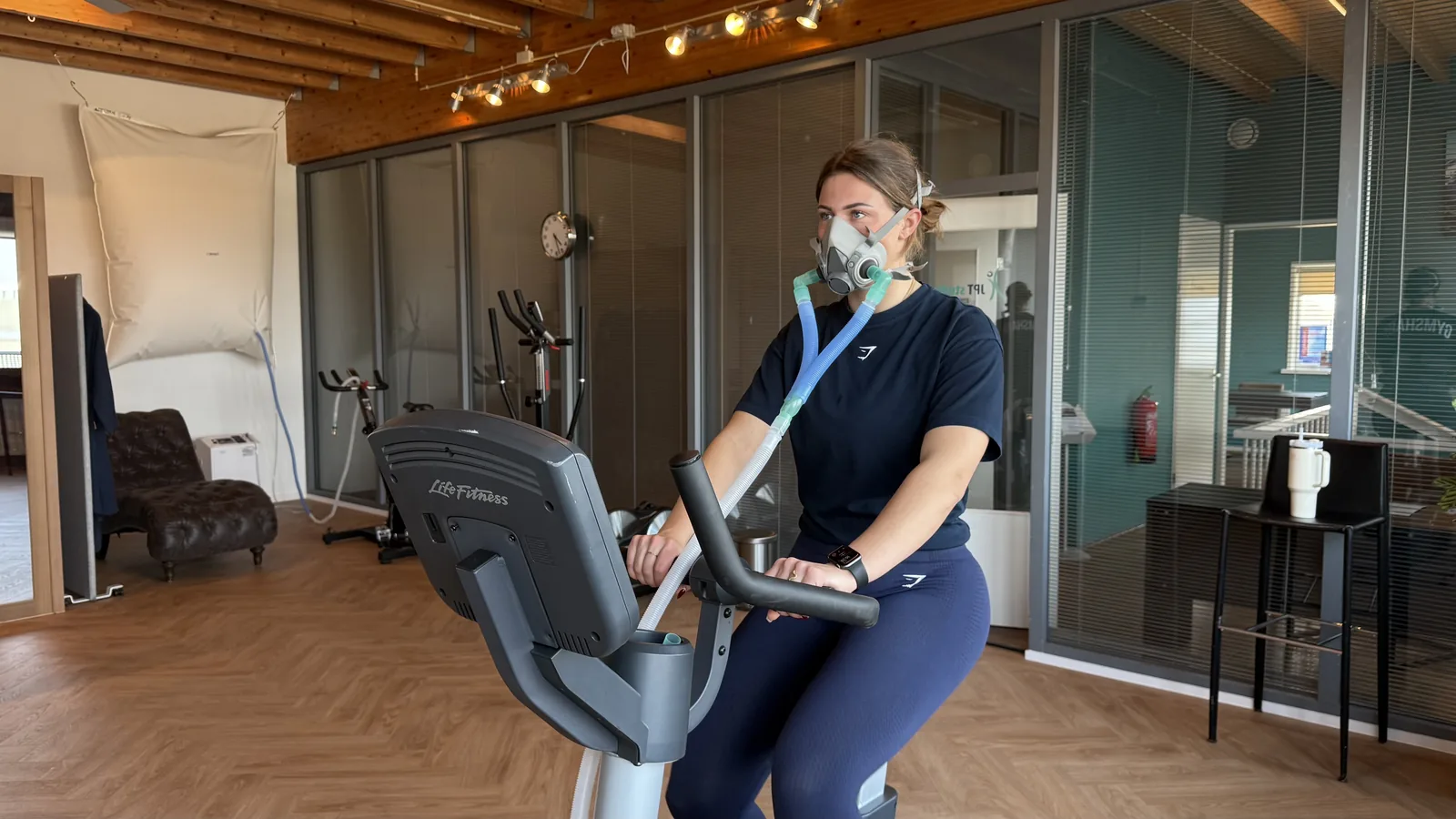 Zuurstoftherapie met zuurstofmasker op de hometrainer bij JPT