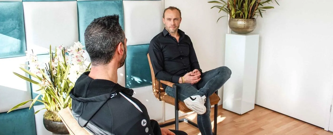 Professional met rugzak betreedt de JPT club