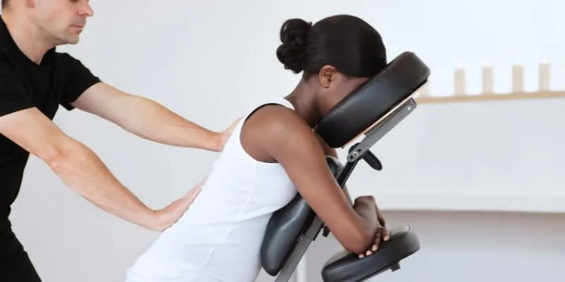 Stoelmassage op locatie bij een bedrijf door JPT Personal Health Club