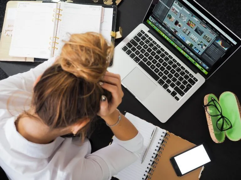 Medewerker achter laptop met stress en dreigend burn-out