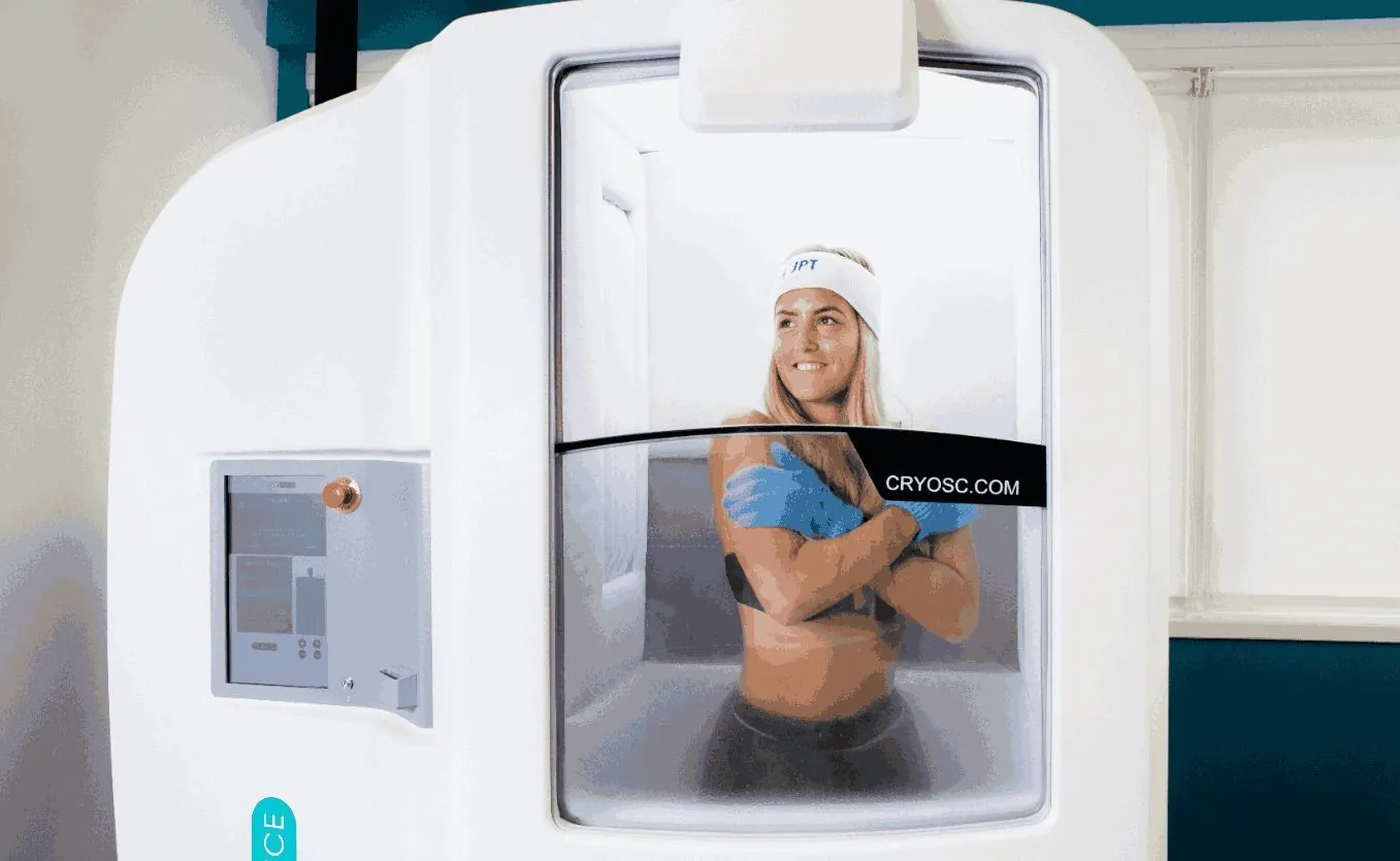 Cliënt in de cryocabine tijdens een cryotherapie sessie bij JPT